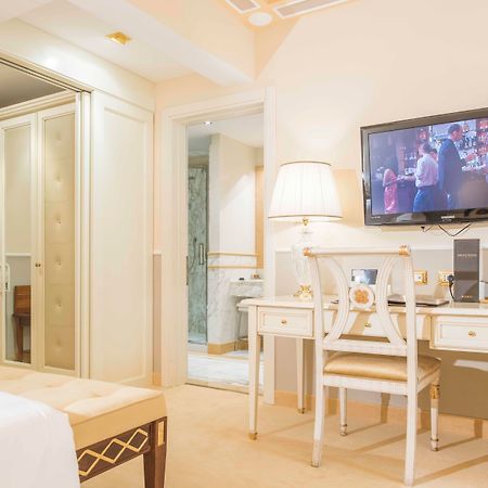 Golden Tower Hotel & Spa Φλωρεντία Εξωτερικό φωτογραφία A room at the hotel