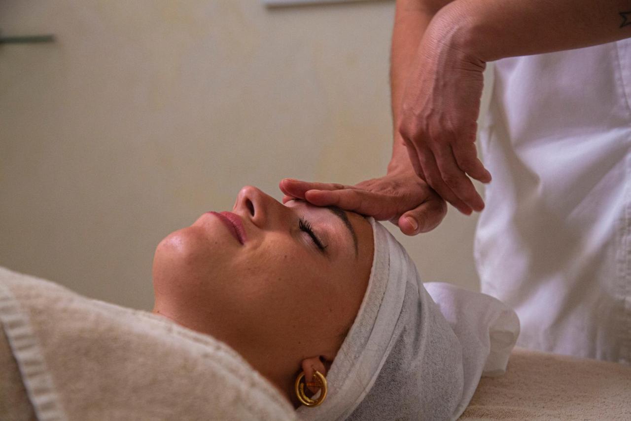 Golden Tower Hotel & Spa Φλωρεντία Εξωτερικό φωτογραφία A woman receiving a facial massage