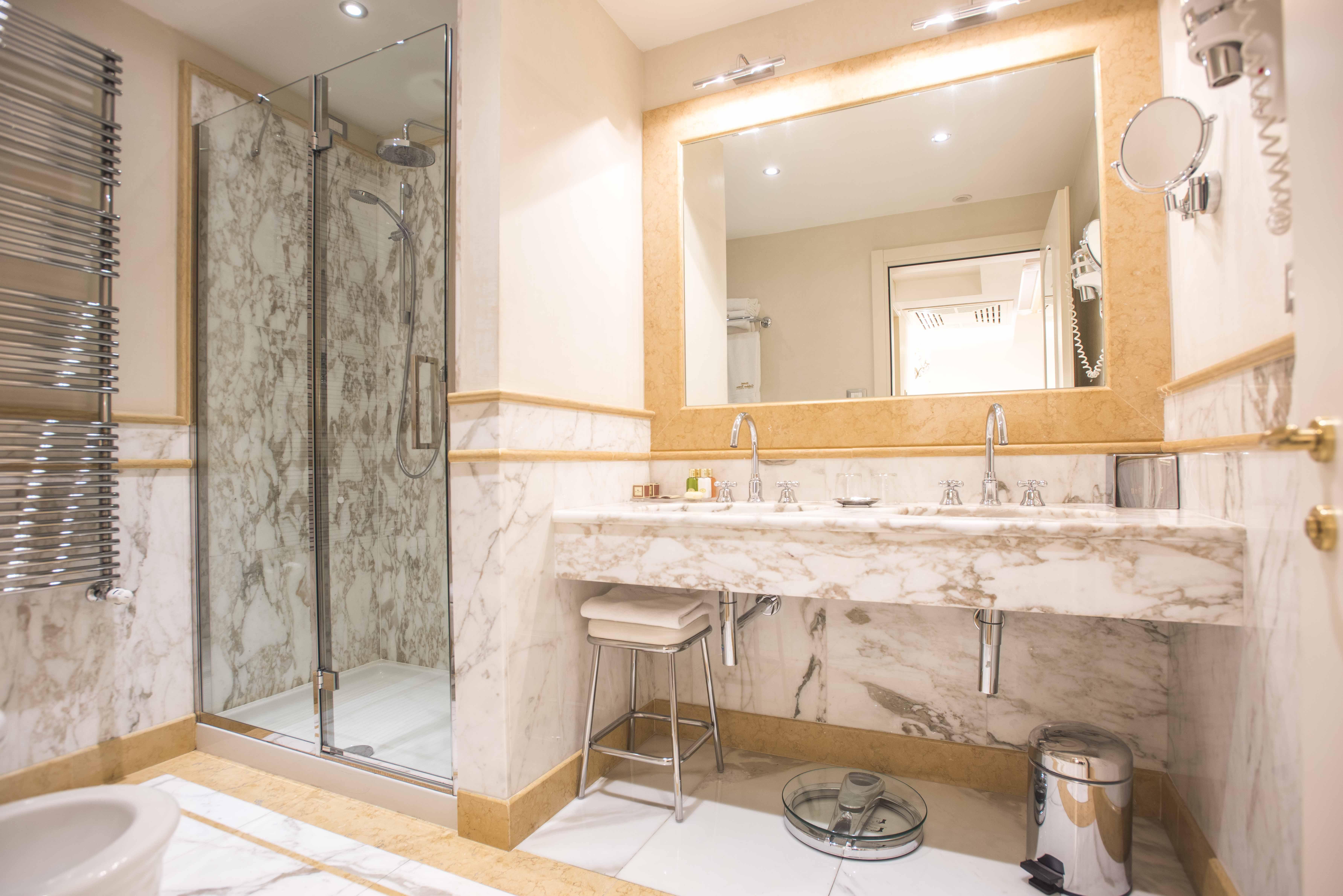 Golden Tower Hotel & Spa Φλωρεντία Εξωτερικό φωτογραφία A bathroom