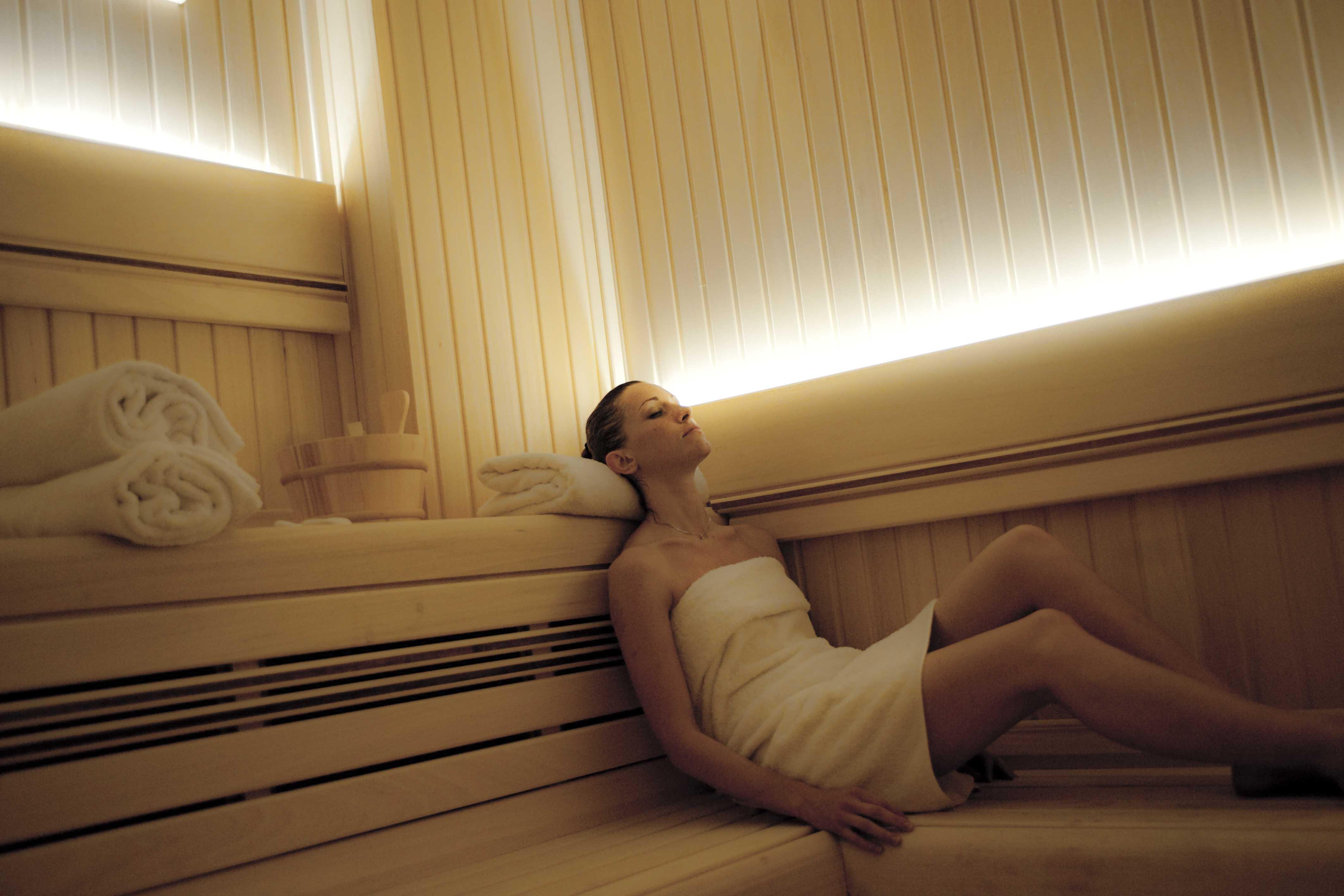 Golden Tower Hotel & Spa Φλωρεντία Εξωτερικό φωτογραφία A woman in a sauna