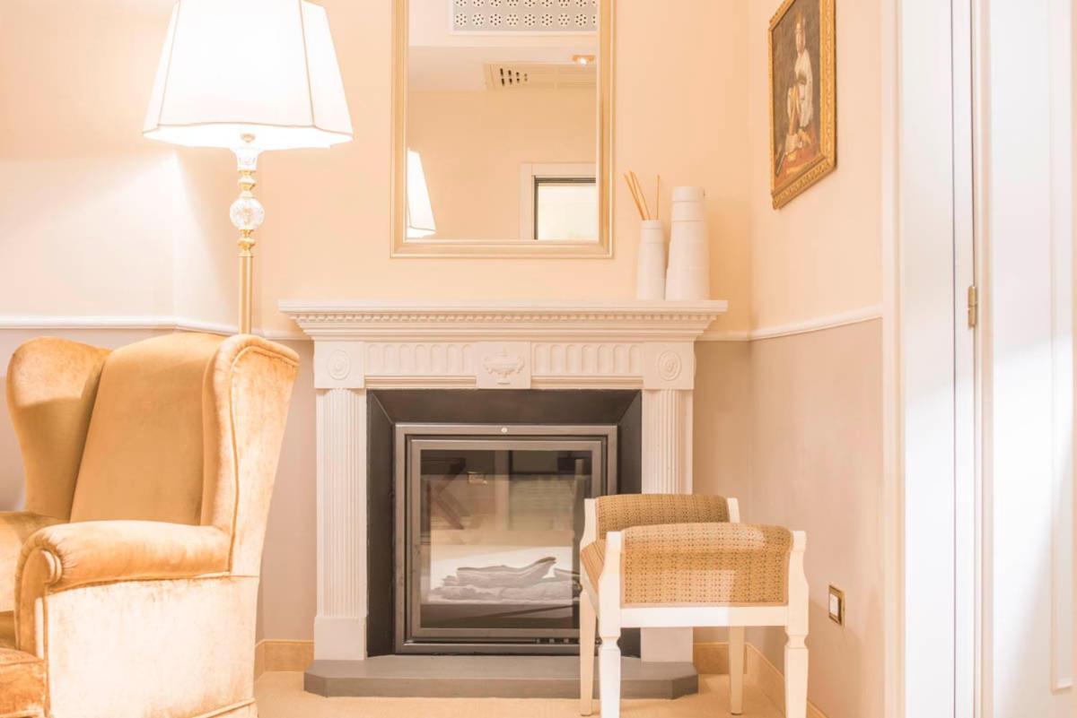 Golden Tower Hotel & Spa Φλωρεντία Εξωτερικό φωτογραφία A fireplace in a living room