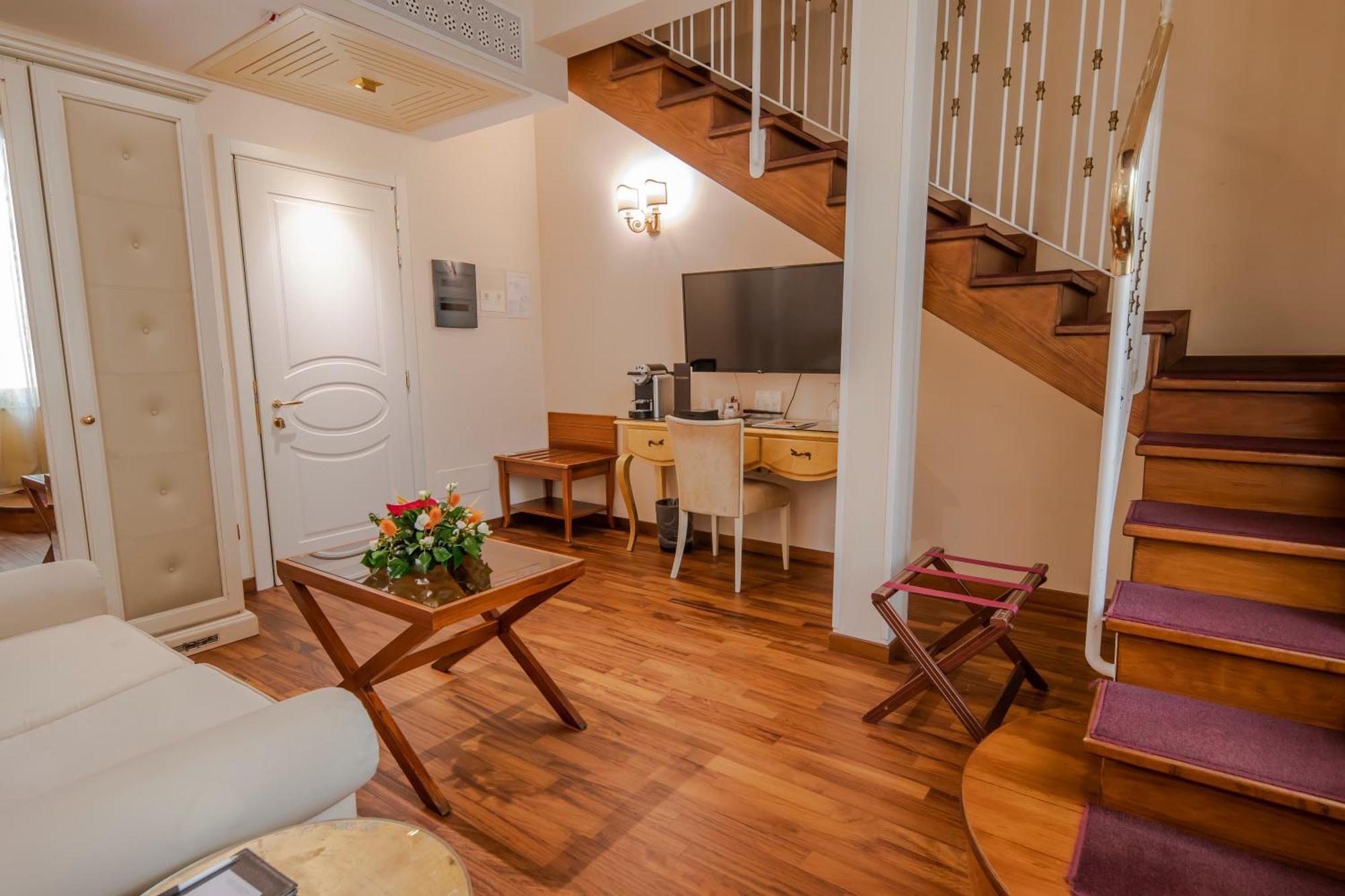 Golden Tower Hotel & Spa Φλωρεντία Εξωτερικό φωτογραφία A room at the hotel