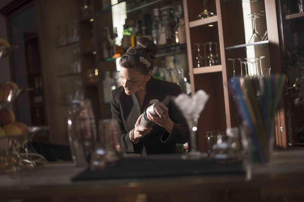 Golden Tower Hotel & Spa Φλωρεντία Εξωτερικό φωτογραφία A bartender at work